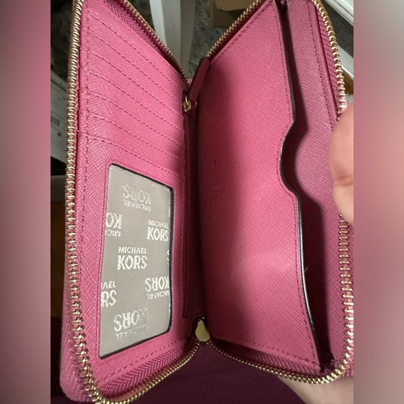 EUC Dusty pink Michael Kors zippy wristlet - Picture 4 of 6